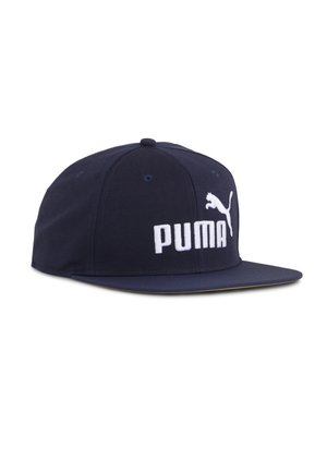 Mørkeblå baseballkasket lavet af stof med en flad skygge, med et hvidt broderet logo og puma grafik på forsiden samt øjer på toppen.