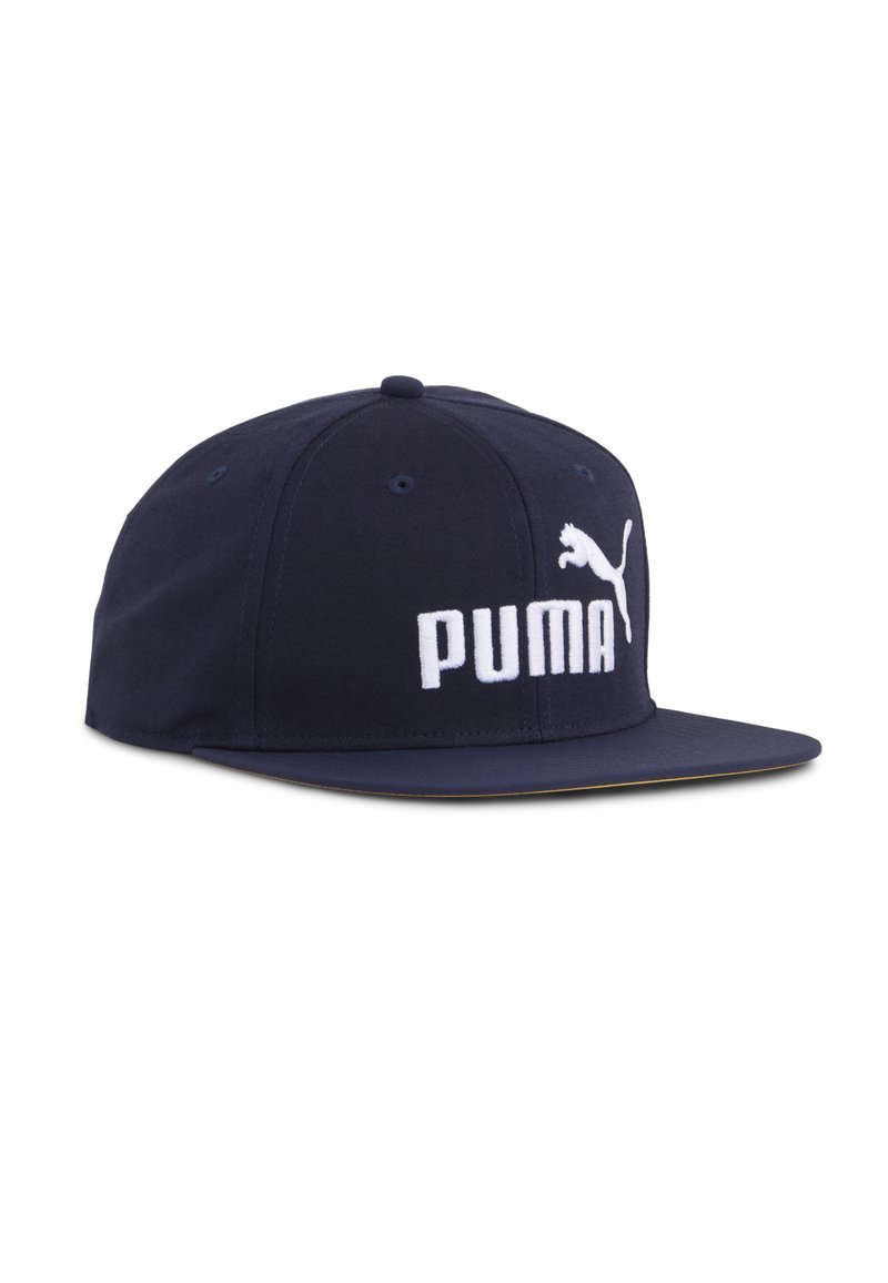 Sötétkék baseball sapka, lapos karimával, fehér hímzett logóval és puma grafikával az elején, valamint szellőző furatokkal a tetején.