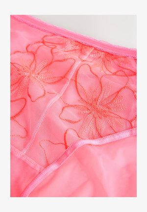 Roosa võrkkangas oranži lillelise tikandiga. Omaduseks on pehme tekstuur ja sujuvad servad, mis rõhutavad keerukaid lillemustreid.