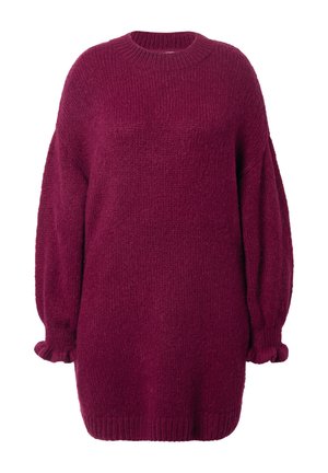 Pull en maille magenta surdimensionné avec un col rond, des manches ballon, des poignets et un ourlet à côtes, présentant une finition en tissu doux et texturé.