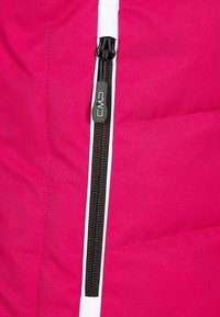 Giacca imbottita rosa con zip diagonale dotata di un cursore nero e dettagli bianchi. Il tessuto ha una consistenza liscia.