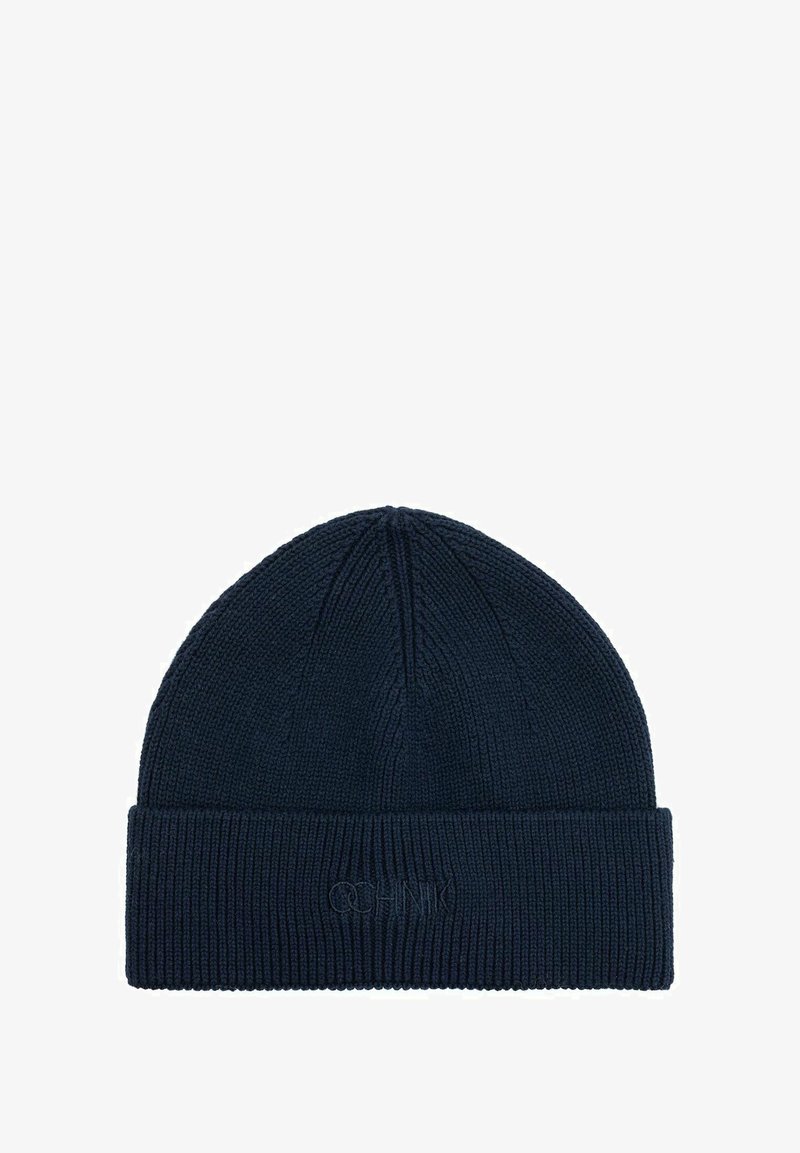 Granatowa dziergana czapka z prążkowaną teksturą i podwiniętym brzegiem. Posiada subtelny haft z przodu.