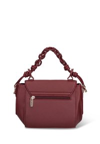 Borsa in ecopelle borgogna con forma strutturata, manico superiore intrecciato e tasca frontale con zip. Presenta dettagli in metallo color oro.