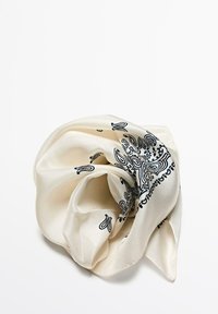 Foulard en soie crème avec motif paisley noir. Texture douce, design torsadé et bords pointus. Idéal pour diverses options de style.