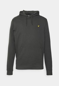 Sudadera gris oscuro hecha de un tejido suave, cuenta con un bolsillo frontal, capucha ajustable con cordón y un pequeño logo amarillo en el pecho.