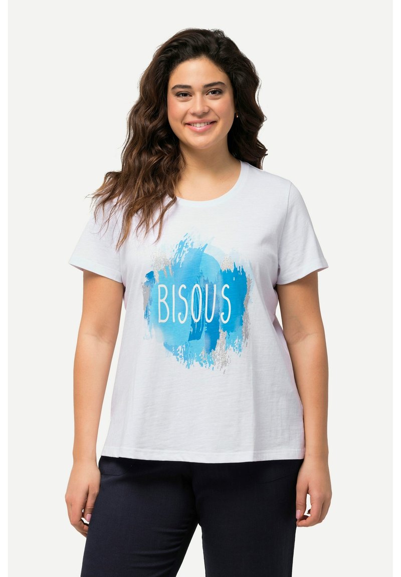Camiseta blanca de manga corta con un diseño circular en acuarela azul y el texto "BISOUS" en blanco. Tela de algodón suave, corte relajado.