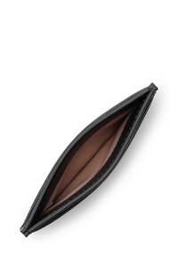 Portafoglio in pelle nera con forma slanciata e sottile e una texture liscia. Presenta un interno in tessuto marrone e una chiusura con zip.