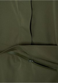 Tessuto verde oliva con tasca orizzontale con cerniera parzialmente aperta, che mostra cuciture lisce e la texture del materiale.