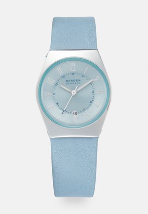 Montre-bracelet Skagen bleu clair avec bracelet en cuir, boîtier argenté, index blancs et affichage de la date à 6 heures.