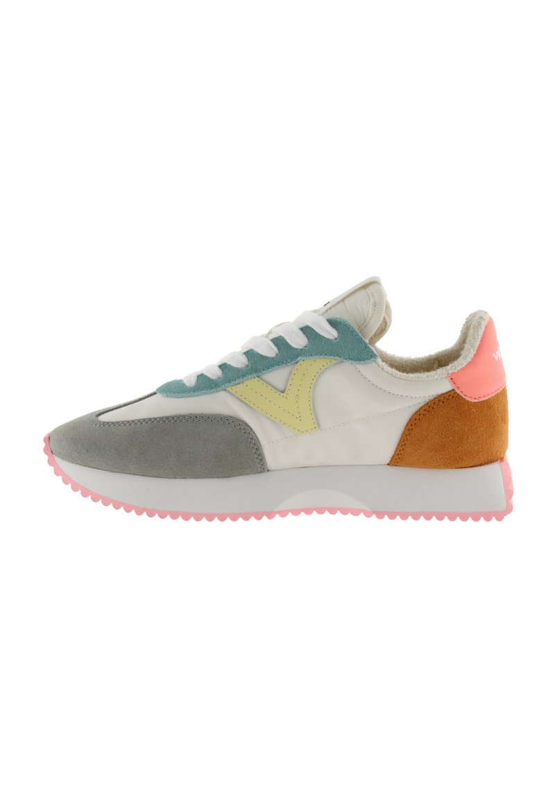 Flerfärgad sneaker med grå mocka, vit läder, teal-accenter, gula detaljer och en rosa gummisula. Designad med en rund tå.