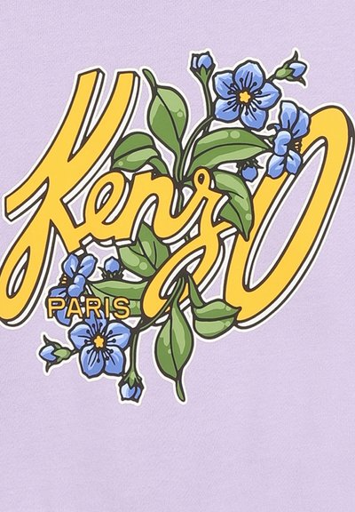 Chemise lilas à manches courtes présentant un texte "Kenzo" en jaune vif, avec des feuilles vertes et des fleurs bleues comme éléments de design, imprimée sur un tissu en coton.