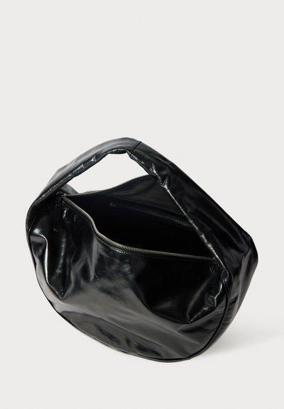 Saco de couro preto com um design curvado e textura suave. Apresenta um fecho em cima e uma alça única para fácil transporte.