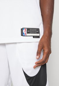 Nike Performance BOSTON CELTICS JAYLEN BROWN  - Klub merchandise - white