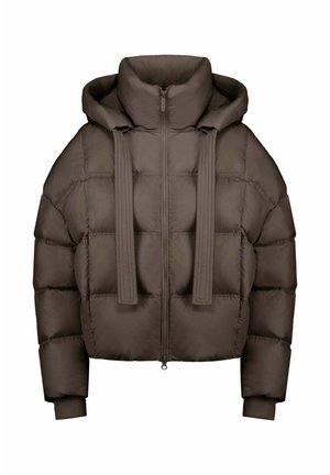 Giacca invernale imbottita marrone con collo alto, grande cappuccio, cerniera frontale, ampi cordini pendenti e polsini a coste sulle maniche.