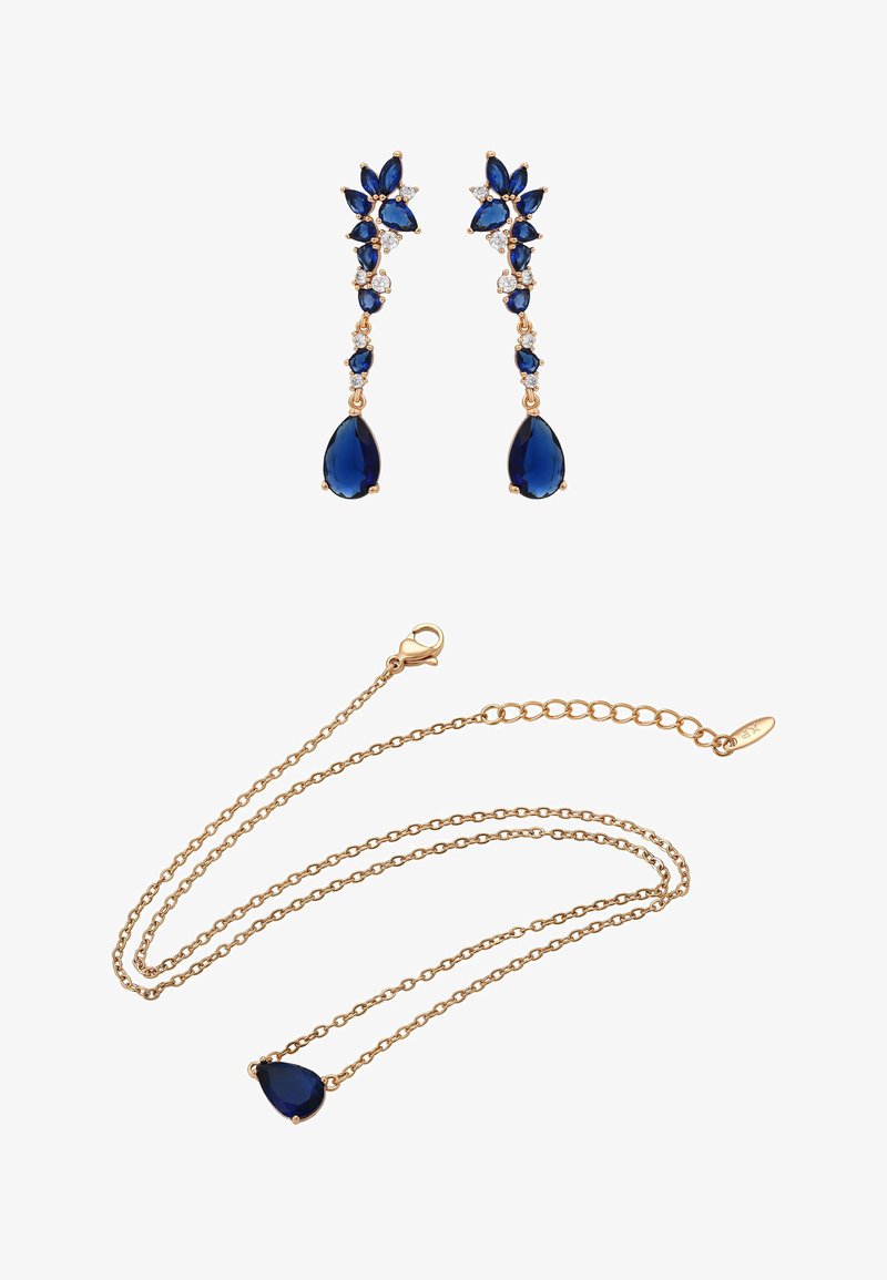Oorbellen en een halsketting in goudkleur met diepe blauwe druppel- en bloemvormige accenten, voorzien van fonkelende stenen en een fijne ketting.