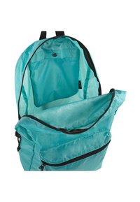 Mochila color aguamarina con un exterior de nylon, dos compartimentos con cremallera y acentos de cremallera negra; diseñada para un uso ligero y duradero.