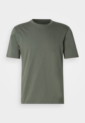 Camiseta de manga corta en color verde oliva, confeccionada en material suave, con cuello redondo y un sutil logotipo bordado en el lado izquierdo del pecho.