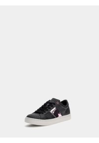 Baskets en toile noires avec texture à motifs, accents roses et semelle en caoutchouc blanche. Présente des lacets noirs et un logo sur le panneau latéral.