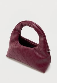 Bordeaux læderhåndtaske med præget mønster, halvcirkelformet håndtag og lynlås lukning. Glat tekstur og blød form.