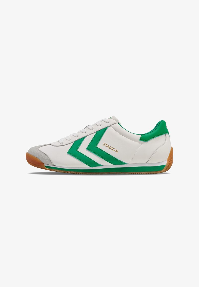 Sapatilha desportiva branca com detalhes em verde e dois designs de Chevron, biqueira de camurça cinza e sola de borracha caramelo. "STADION" impresso em ouro.
