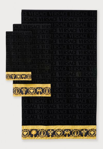 Juodos audinio rankšluosčiai su pakartotiniu juodu "Versace" logotipu ir auksiniu ornamentu. Prieinami trimis dydžiais.