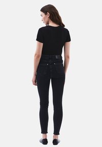 OXXO MIT HOHER TAILLENFORM - Vaqueros pitillo - black denim
