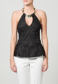 Top halter nero con una finitura testurizzata, scollatura a V profonda e orlo peplum, accentuato da una collana metallica chunky.