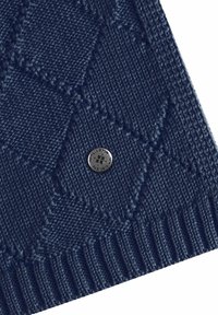 Maglione lavorato a maglia di colore blu navy con motivo a diamante, orlo a coste e un bottone logo argentato come dettaglio. Tessuto morbido e spessore medio.