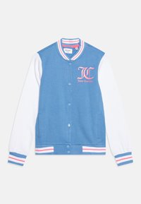 Modrá varsity bunda s bílými rukávy, žebrovaným límcem a růžovými akcenty. Obsahuje logo na hrudi a zapínání na patentky.