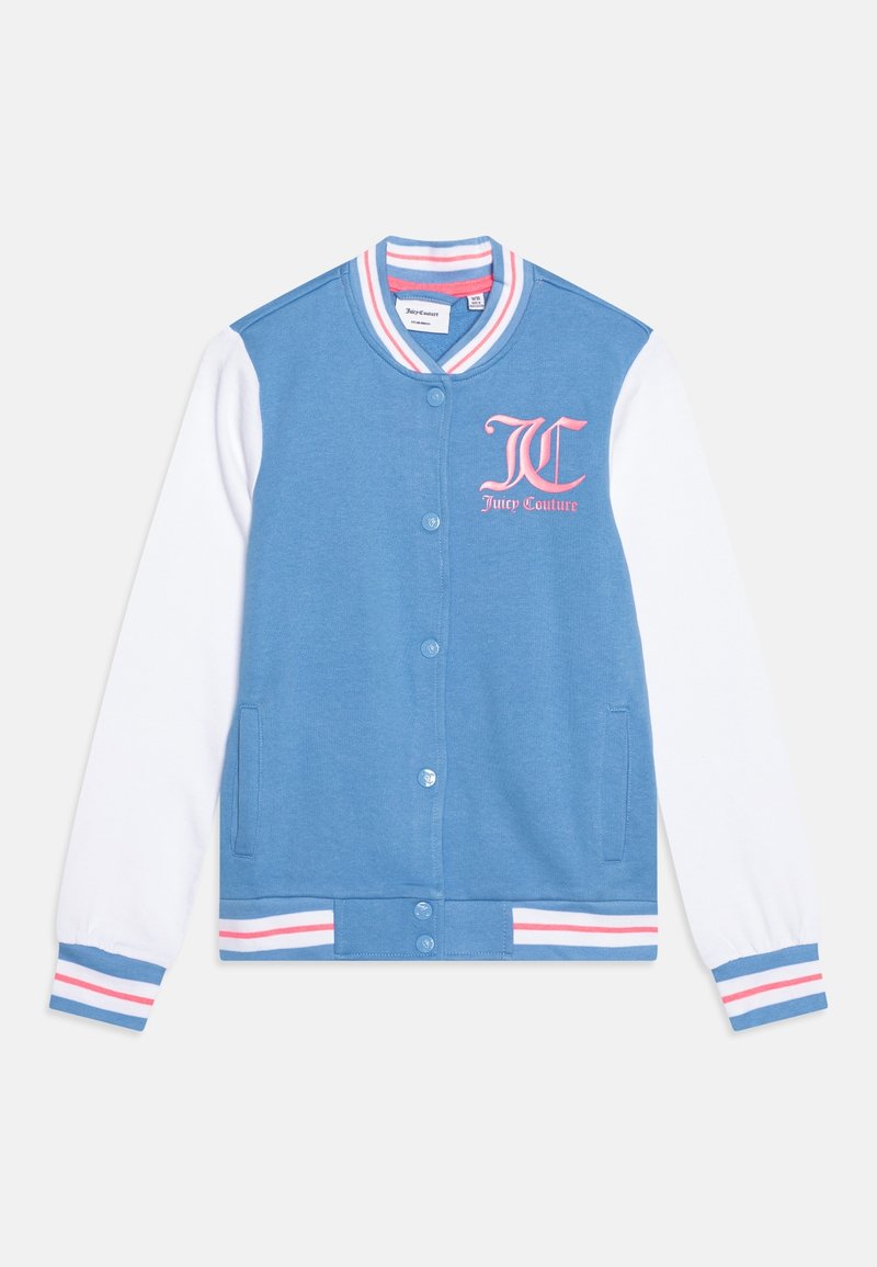Modrá varsity bunda s bílými rukávy, žebrovaným límcem a růžovými akcenty. Obsahuje logo na hrudi a zapínání na patentky.