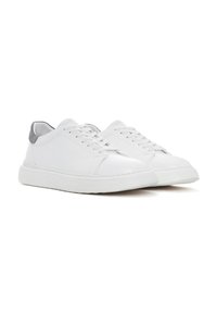 Baskets en cuir blanc avec une texture lisse, dotées d'un talon contraste gris, d'un bout rond et d'un lacet sur une semelle plate.