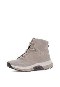 Bottes de cheville en cuir suédé gris clair avec une finition texturée, bout rond, lacets à l'avant et semelle en caoutchouc contrastante. Comprend un col rembourré et des coutures.