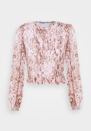Blusa texturizada rosa y marrón de manga larga con escote redondo y detalle fruncido en la cintura.