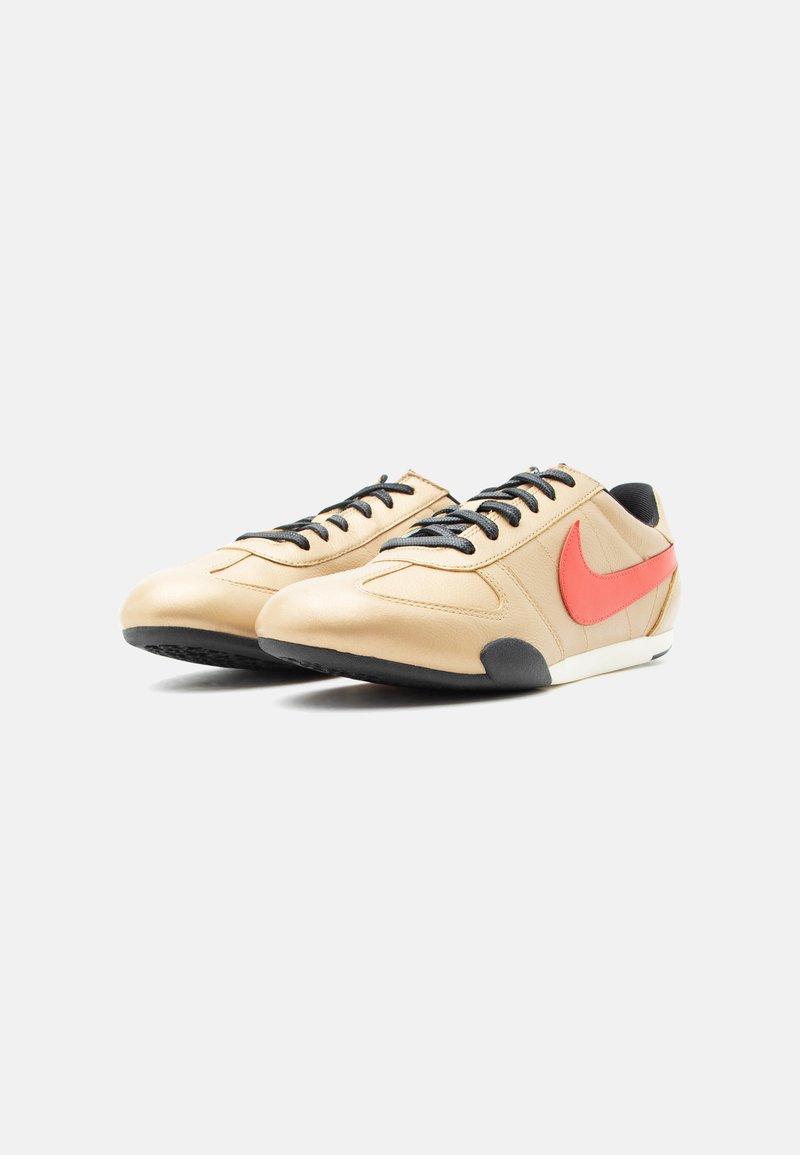 Nike Sportswear SPRINT SISTER 2026 - Tenisky - metallic gold-coloured/midnight navy/light crimson/black/sail/white
