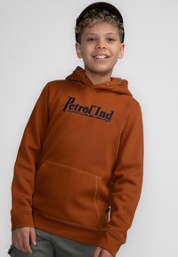 Bruine hoodie gemaakt van sweatstof, met een voorzak en een navy logo-print. Elastaan in de mouwen en onderkant, gladde textuur.