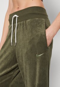 Nike Sportswear LEG PANT - Treniņtērpa apakšdaļas - cargo khaki/oil green
