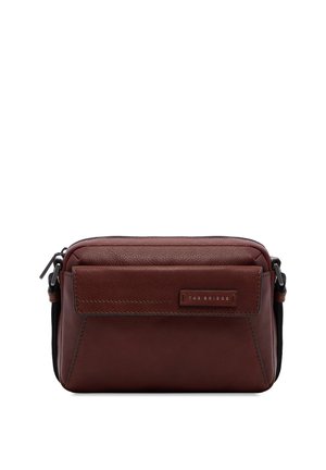 Borsa a tracolla in pelle marrone con tasca frontale con pattina e tracolla nera regolabile, con targhetta con logo "THE BRIDGE".