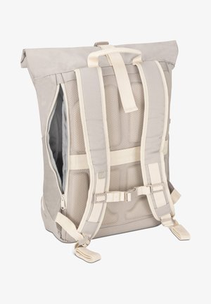 Szary plecak z podwyższanym pokrywą, posiadający wyściełane, siatkowate plecy oraz beżowe paski. Zawiera boczną kieszeń na zamek błyskawiczny oraz regulowane klamry dla zapewnienia bezpiecznego dopasowania.