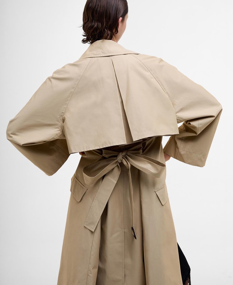 Beige Trenchcoat mit weiten Ärmeln, Rückenfalten und gebundenem Taillenbund. Verfügt über seitliche Taschen und einen glatten, leichten Stoff.