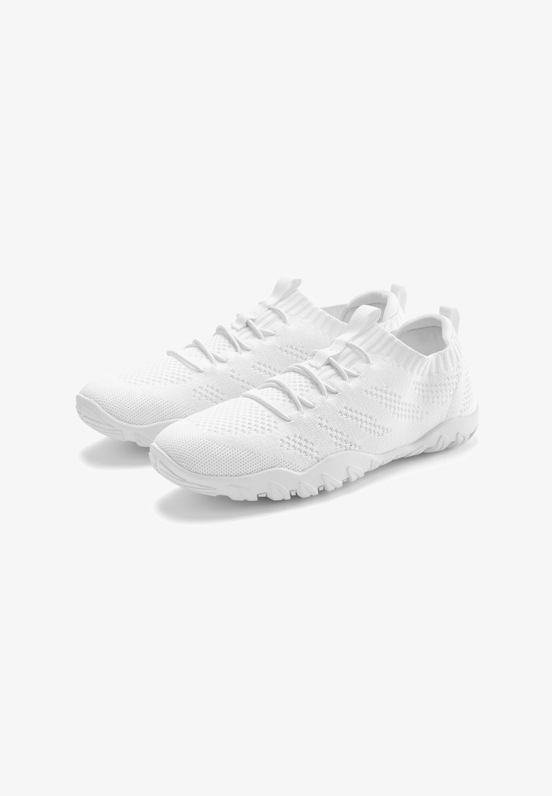 Weiße Sportschuhe mit einem gestrickten Obermaterial, flexibler Sohle, strukturiertem Oberflächenmaterial und elastischen Schnürsenkeln. Sie verfügen über ein niedrig geschnittenes Design und eine Zuglasche.