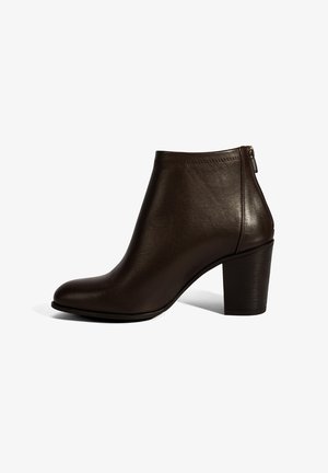 Braune Lederstiefelette mit abgerundeter Spitze, Reißverschluss auf der Rückseite und moderatem Blockabsatz. Glatte Textur und minimalistisches Design.