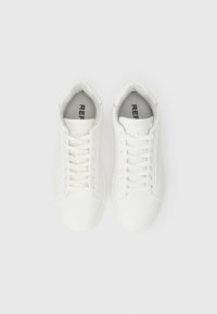 Sneaker bianche in pelle liscia, con punta arrotondata e design minimalista. Presentano una fodera grigia e il logo del marchio sulla linguetta.