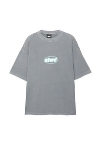 Graues, oversized T-Shirt aus Baumwolle mit einem runden Halsausschnitt und kurzen Ärmeln. Auf der Vorderseite befindet sich ein hellblaues "stwd"-Logo in einer ovalen Umrandung.