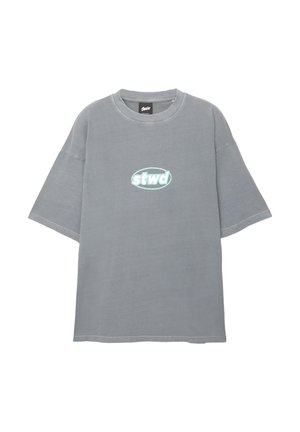 Gray oversized T-shirt made of cotton, featuring a round neckline and short sleeves. Front has a light blue "stwd" logo in an oval outline.
