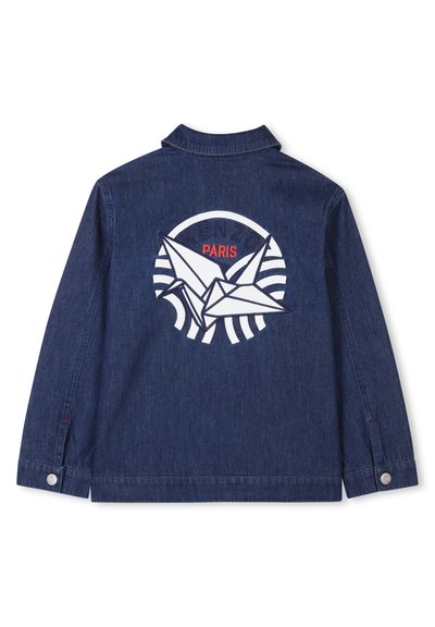 Veste en jean bleu foncé avec un graphique d'une grue en origami blanche et le texte rouge "KENZO PARIS" au dos. Dotée d'un col classique et de boutons-pression.