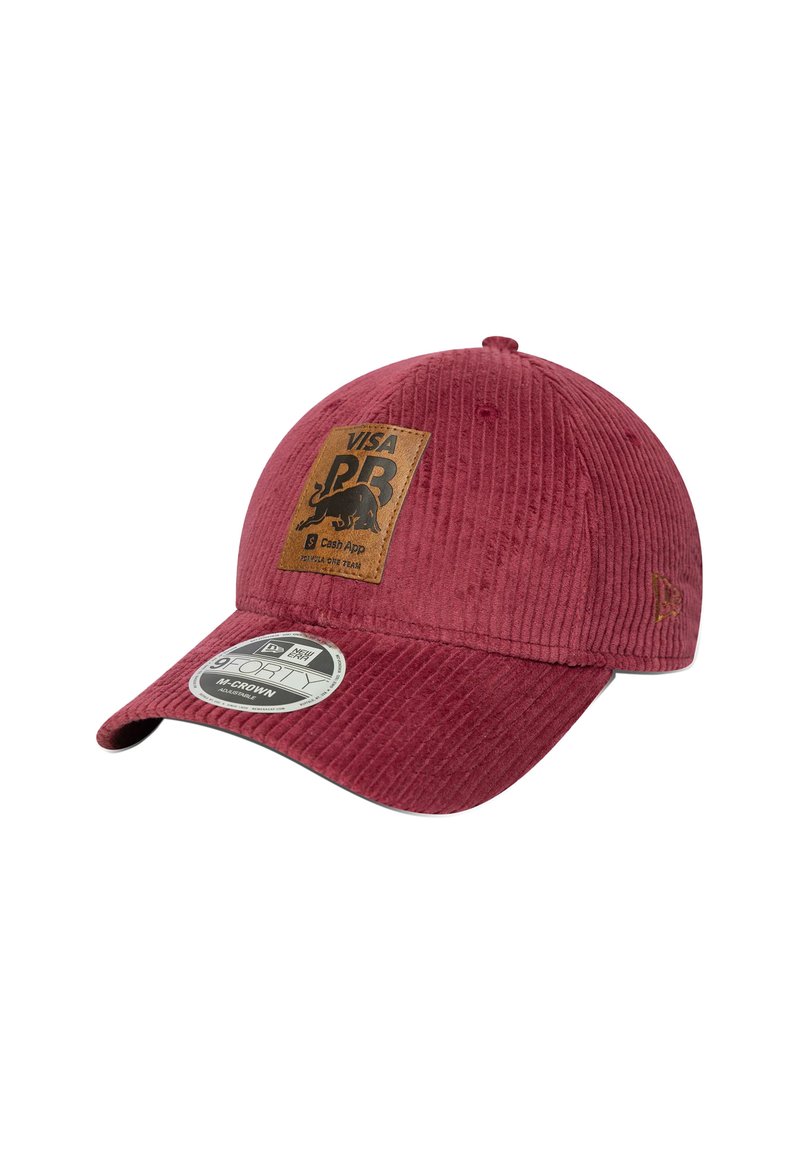 Czerwona czapka baseballowa z materiału kordurowego, z płaskim daszkiem, z skórzaną łatą z logo byka oraz różnymi nadrukowanymi logo.