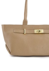 Beige lædertaske med struktureret overflade, guld hardwarelås og en enkelt rem. Præget med "VENEZIA" på fronten.