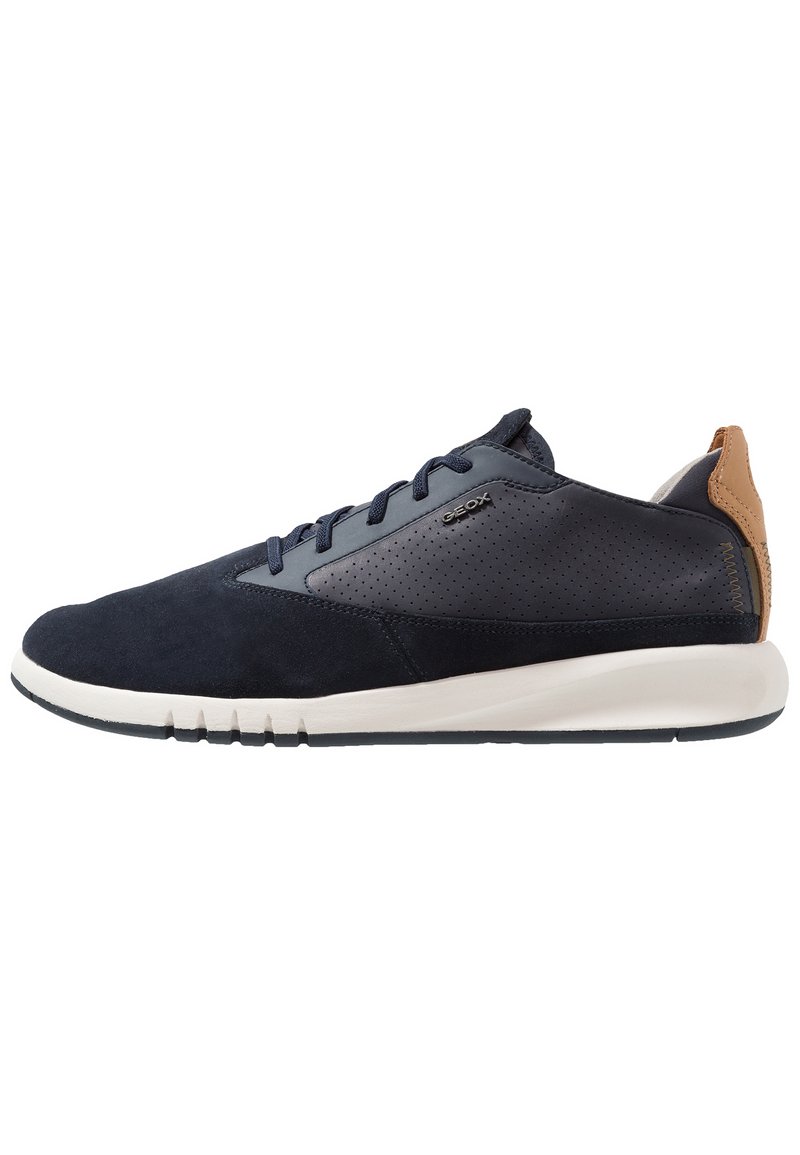 Sneaker in suede e pelle blu navy con dettagli perforati, design con lacci, suola intermedia bianca e accenti color nocciola sul tallone e sul logo.