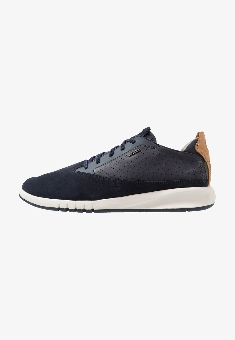 Sneaker in suede e pelle blu navy con dettagli perforati, design con lacci, suola intermedia bianca e accenti color nocciola sul tallone e sul logo.
