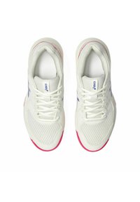 Baskets blanches avec un upper en mesh et en synthétique, accents violets et roses, lacets blancs épais et semelle en caoutchouc texturée.